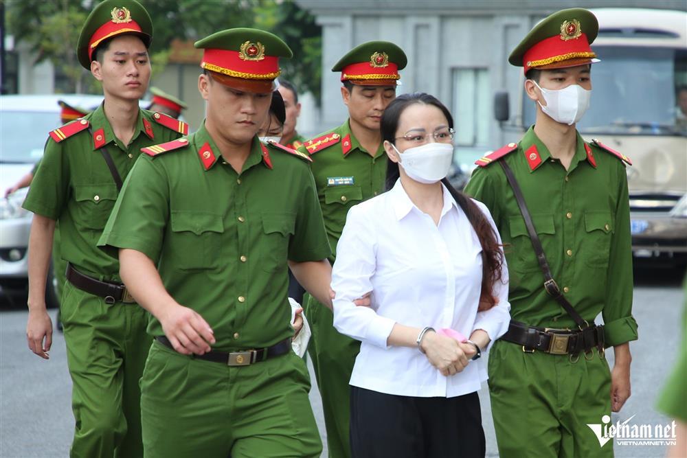 Hình ảnh dẫn giải cựu Chủ tịch FLC Trịnh Văn Quyết và các bị cáo tới tòa-3