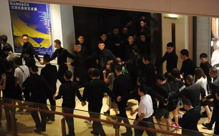 Việc nhẹ lương cao cho người đô con: Đi kè kè cạnh người khác, kiếm ngay vài triệu/ngày-2