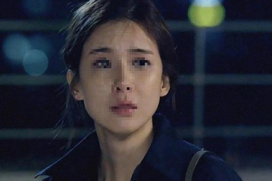 Mẹ chồng vừa qua đời, con dâu bật khóc hối hận trước bản di chúc cất trong két sắt