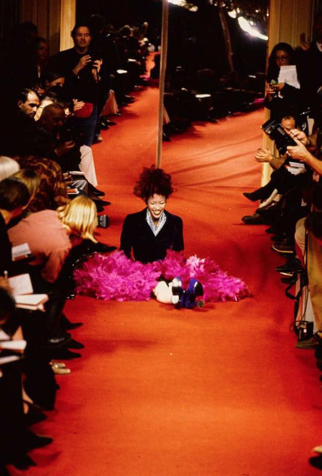 Siêu mẫu huyền thoại ngã đúng 1 lần mà khiến cả thế giới xôn xao, 20 năm sau có màn phục thù đầy thuyết phục-3