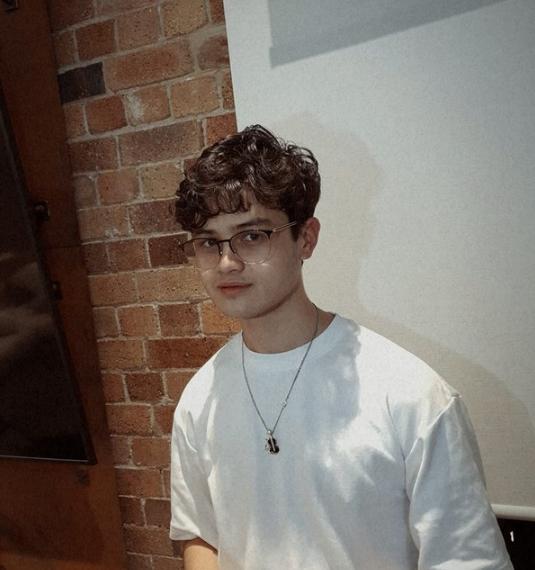 Những MC có con vừa ngoan vừa học giỏi: Ái nữ MC Quyền Linh năng khiếu hội họa, con trai Anh Tuấn biết 3 thứ tiếng-8