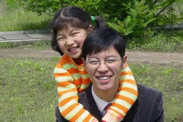 Bắt con trai 2 tuổi học băng qua đường một mình, cha mẹ hối hận cả đời-2