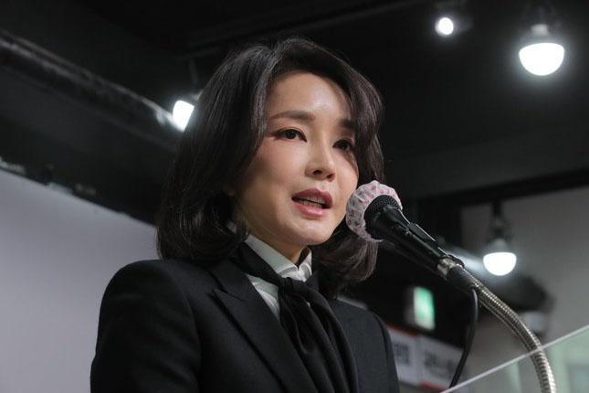 Chiếc túi khiến Đệ nhất phu nhân Hàn Quốc bị thẩm vấn suốt 12 tiếng-3