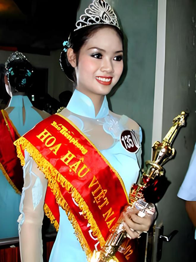 Hoa hậu đầu tiên thi Miss World: Du học ở Anh, kết hôn với mối tình đầu và nhan sắc hiện tại gây bất ngờ-1