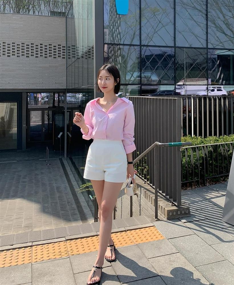 Cách phối áo sơ mi giúp trẻ ra 10 tuổi-2