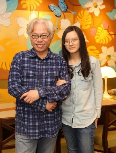 Vợ kém 40 tuổi của Lý Khôn Thành đi lang thang xin tiền, thuốc lá gần nhà bố đẻ-2