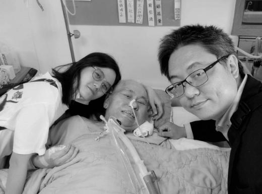 Vợ kém 40 tuổi của Lý Khôn Thành đi lang thang xin tiền, thuốc lá gần nhà bố đẻ-3