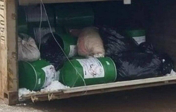 Đổ xô hôi của khi xe tải bị lật, nào ngờ lấy về toàn chất độc xyanua-1