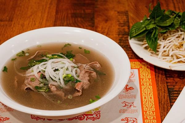 Quán phở Việt nổi tiếng ở Mỹ, mỗi ngày bán hơn 200 lít nước dùng-2