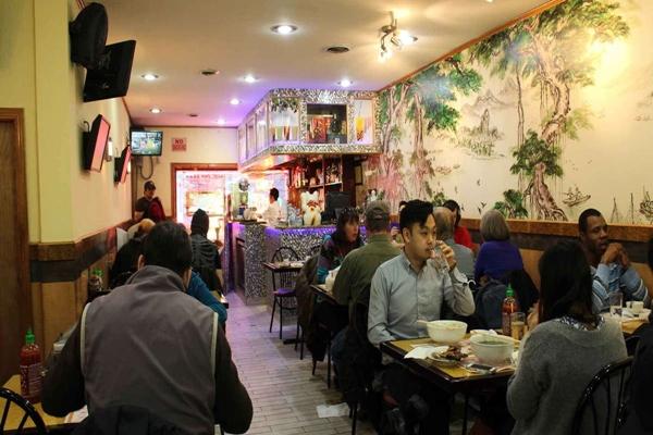 Quán phở Việt nổi tiếng ở Mỹ, mỗi ngày bán hơn 200 lít nước dùng-3