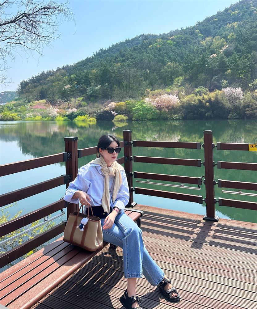 5 mẫu áo phù hợp để diện với quần jeans ống đứng-2