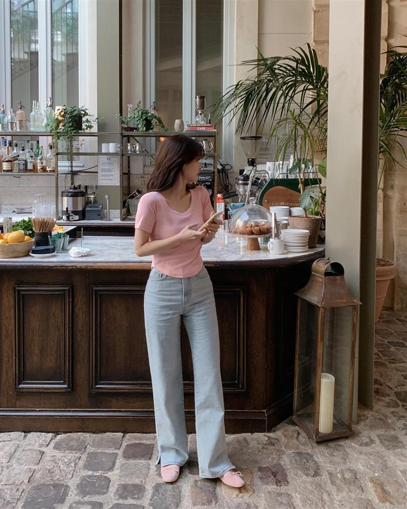 5 mẫu áo phù hợp để diện với quần jeans ống đứng-4