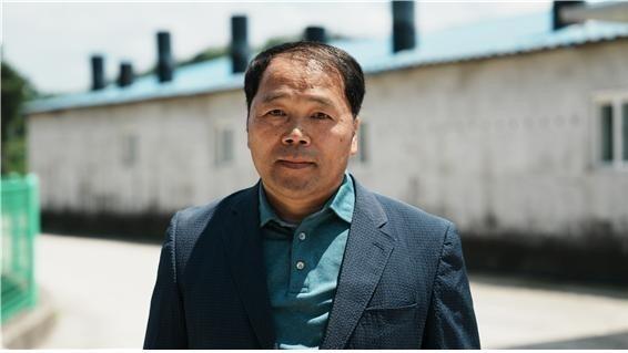 Chủ trang trại lợn có 8 người con được vinh danh vì giúp tăng tỷ lệ sinh-1