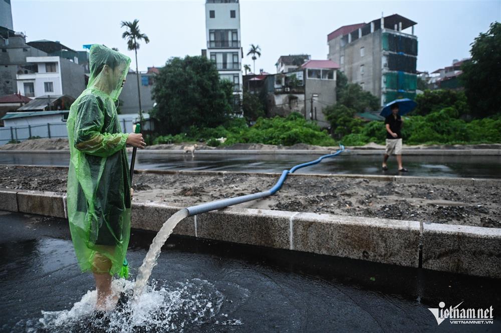 Mưa rả rích cả ngày, một khu vực ở Hà Nội thành ốc đảo-13