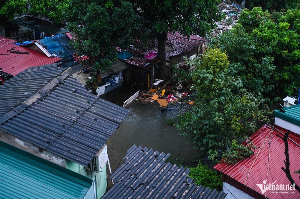 Mưa rả rích cả ngày, một khu vực ở Hà Nội thành ốc đảo-7