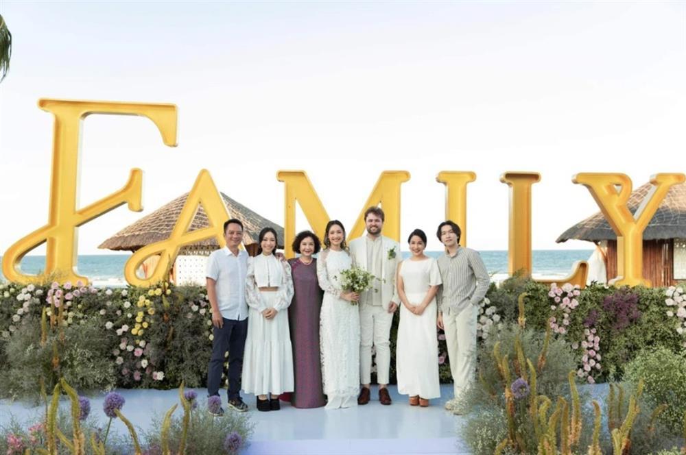 Diva Mỹ Linh 26 năm nuôi con riêng của chồng, cuộc sống hạnh phúc đáng ngưỡng mộ của showbiz Việt-5