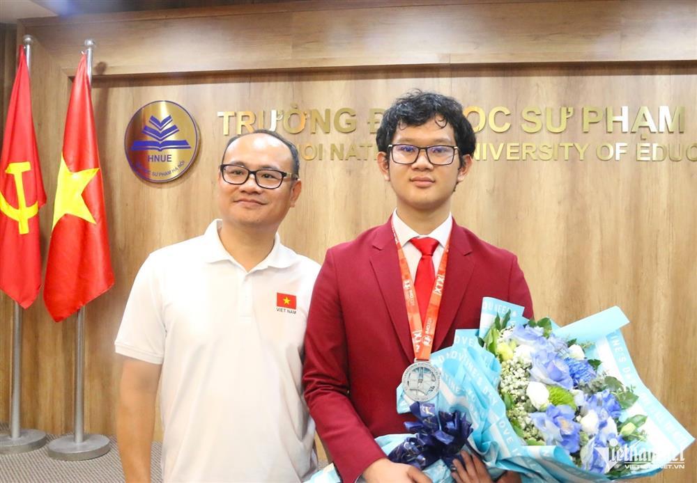 Từ bài thi phải phúc khảo đến Huy chương Bạc Olympic Toán quốc tế 2024-2