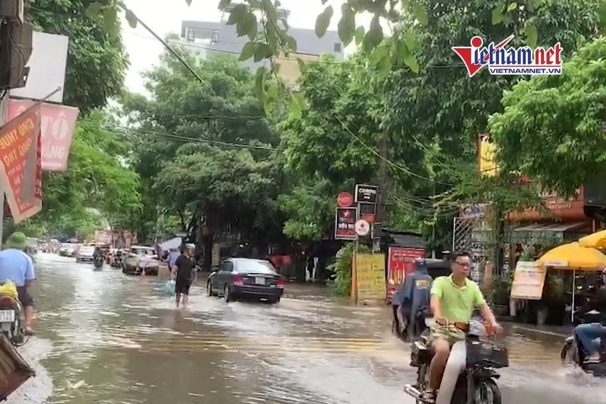 Một đoạn đại lộ Thăng Long ngập sâu đã 5 ngày, người đi đường khổ sở-16
