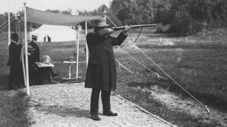 Bắn chim, kéo co và những môn thi độc lạ từng xuất hiện trong lịch sử Olympic-1