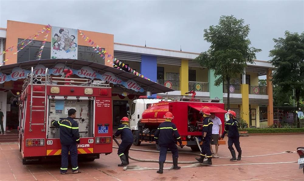 Cháy trường mầm non, người dân nháo nhào cứu 71 trẻ khỏi hỏa hoạn-3