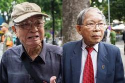 Cụ ông 93 tuổi chống gậy đến viếng Tổng Bí thư Nguyễn Phú Trọng từ 4h sáng