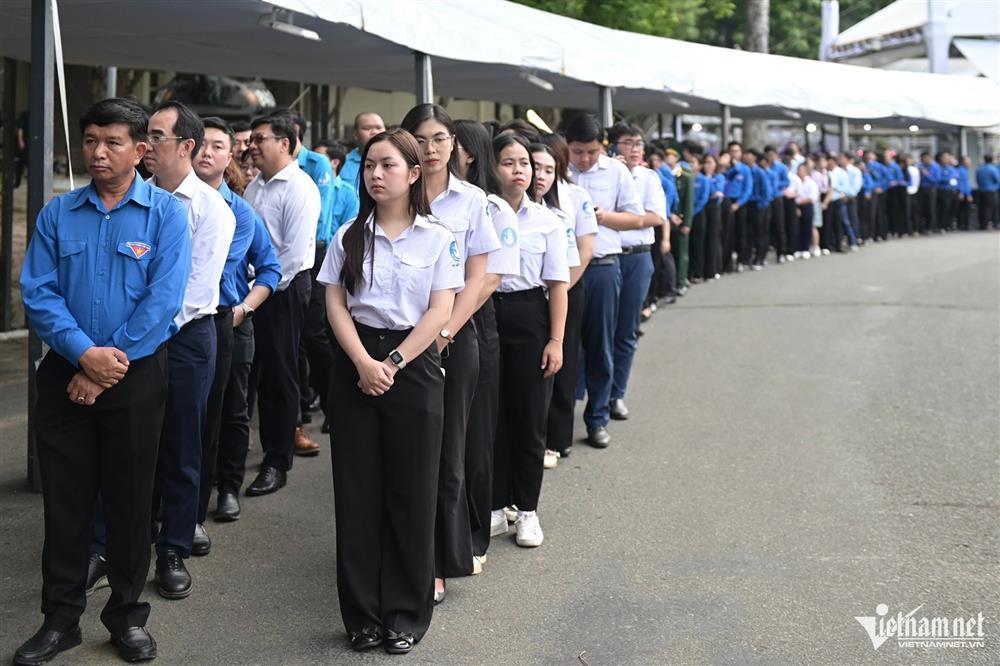 Nước mắt lăn dài trong lúc chờ vào viếng Tổng Bí thư Nguyễn Phú Trọng-9