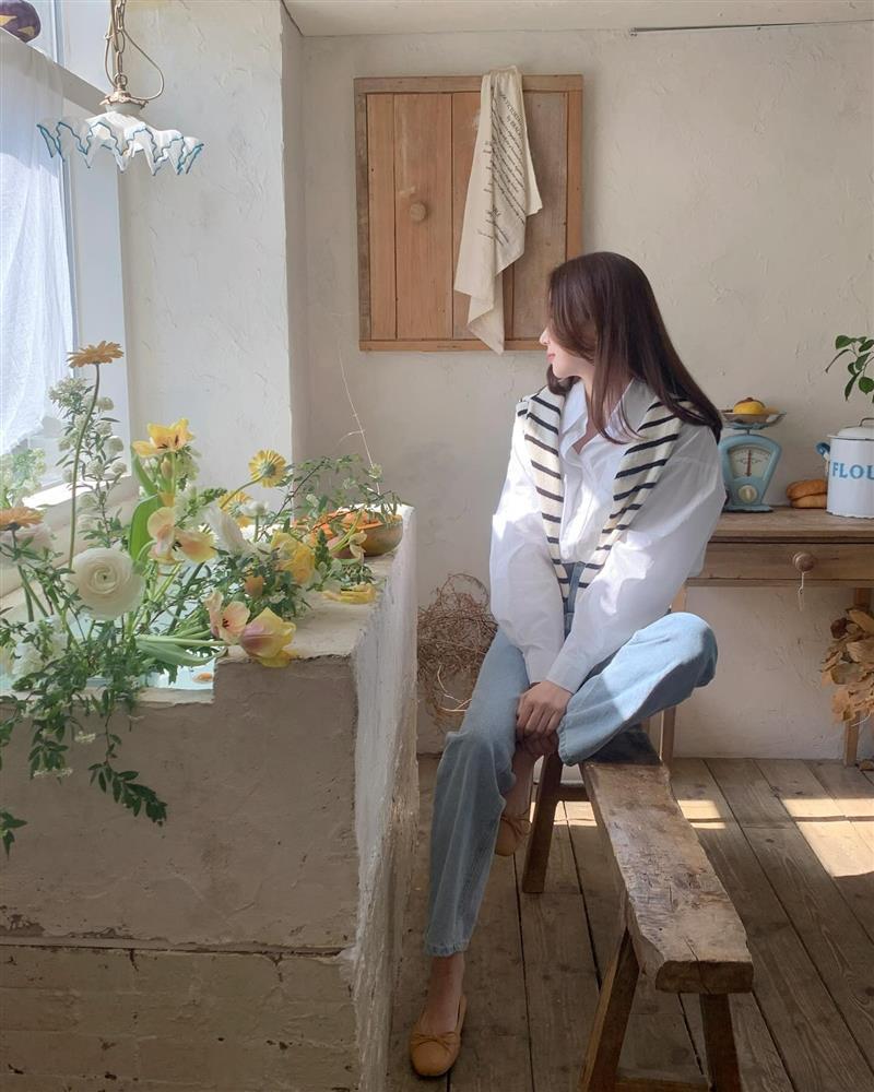 Kiểu áo sơ mi quốc dân vừa thanh lịch, vừa hack tuổi cực đỉnh-2