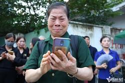 Nước mắt lăn dài trong lúc chờ vào viếng Tổng Bí thư Nguyễn Phú Trọng