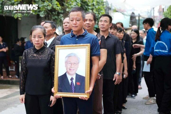 Bạn thơ ấu đẫm lệ đến tiễn biệt Tổng Bí thư Nguyễn Phú Trọng ở làng Lại Đà-3