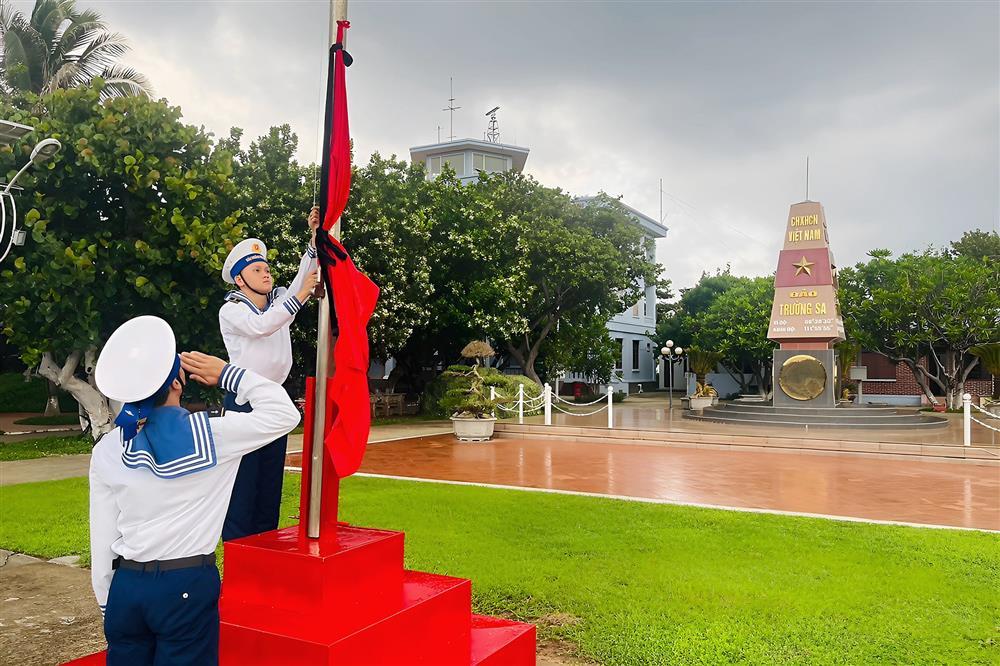 Hình ảnh xúc động ở Trường Sa và nhà giàn DK1 hướng về Tổng Bí thư-1