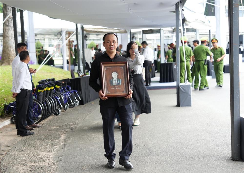 Cựu chiến binh đi xe buýt, người già đưa cháu ngoại tới tiễn biệt Tổng Bí thư-1