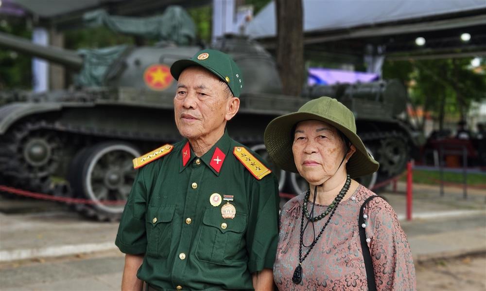 Cựu chiến binh đi xe buýt, người già đưa cháu ngoại tới tiễn biệt Tổng Bí thư-2