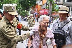 Bà lão 77 tuổi bắt xe từ Hà Nam lên Hà Nội, làm thơ viếng Tổng Bí thư Nguyễn Phú Trọng