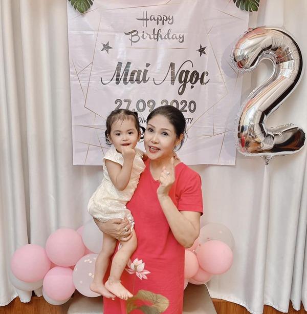 Hôn nhân đời thực bên chồng kém 7 tuổi của nữ NSND chèo nổi tiếng miền Bắc-8