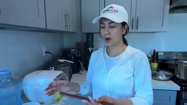 Một hoa hậu Việt ở Mỹ: Sống độc thân, tự muối dưa đem bán, làm osin cho chính mình-2