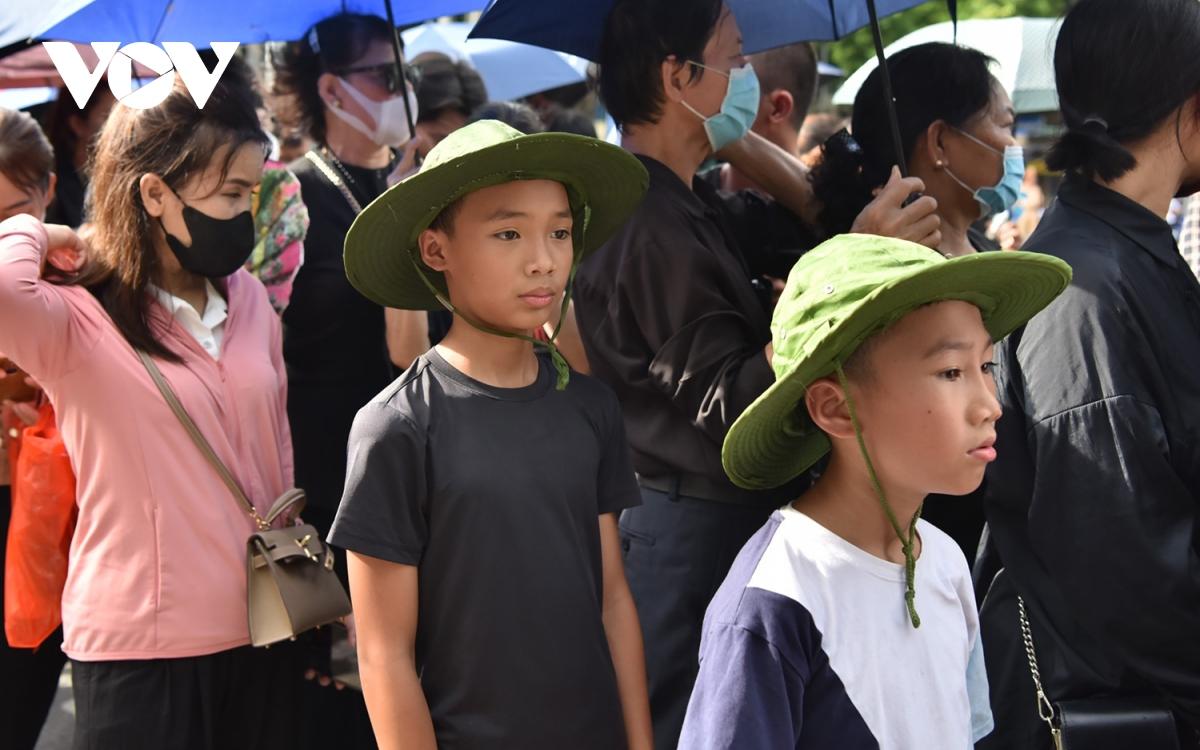 Cô gái Lào đi xe máy từ Quảng Ninh lên Hà Nội viếng Tổng Bí thư Nguyễn Phú Trọng-3