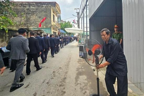 Người làng Lại Đà mang quạt ra đường, lo chỗ nghỉ cho khách viếng Tổng Bí thư
