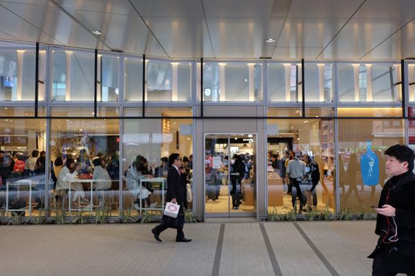 Quán cà phê luôn kín chỗ vì có view độc lạ: Khách tới ngồi ngắm nhân viên công sở tấp nập đi làm-2