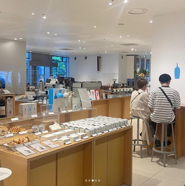 Quán cà phê luôn kín chỗ vì có view độc lạ: Khách tới ngồi ngắm nhân viên công sở tấp nập đi làm-4