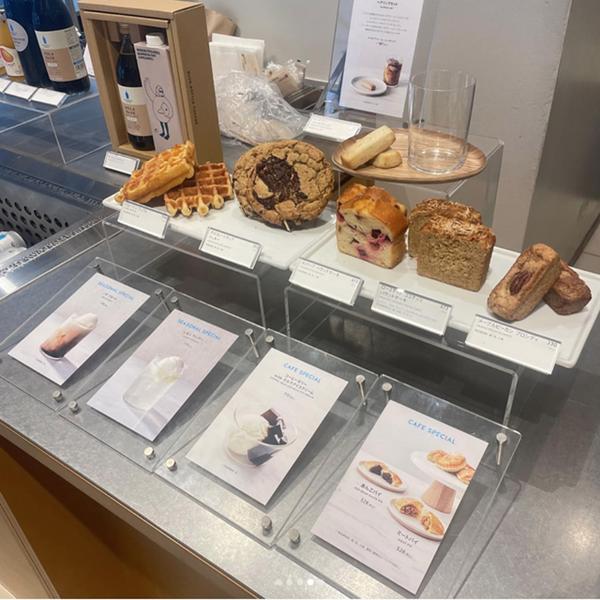 Quán cà phê luôn kín chỗ vì có view độc lạ: Khách tới ngồi ngắm nhân viên công sở tấp nập đi làm-5