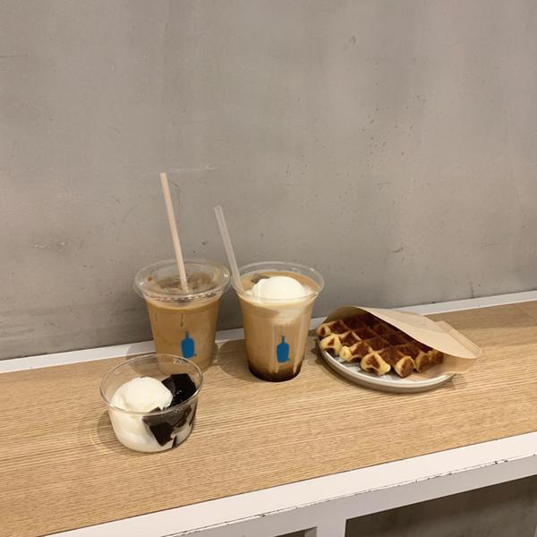 Quán cà phê luôn kín chỗ vì có view độc lạ: Khách tới ngồi ngắm nhân viên công sở tấp nập đi làm-6