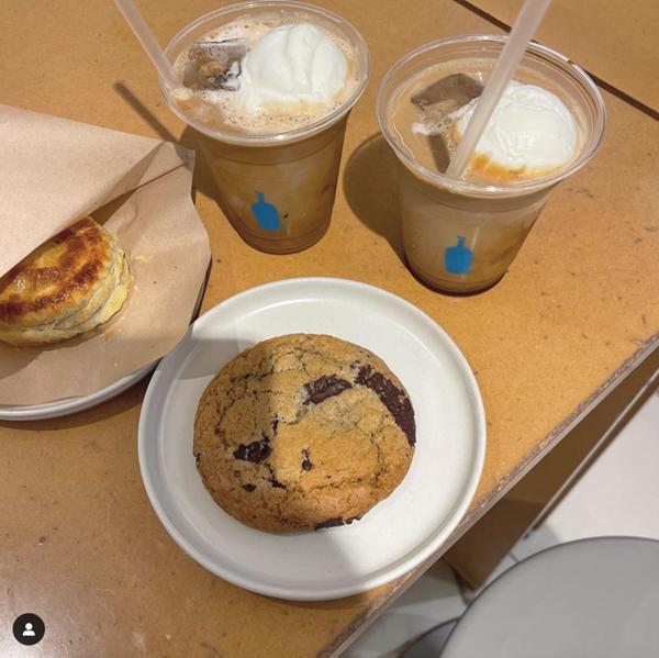 Quán cà phê luôn kín chỗ vì có view độc lạ: Khách tới ngồi ngắm nhân viên công sở tấp nập đi làm-7