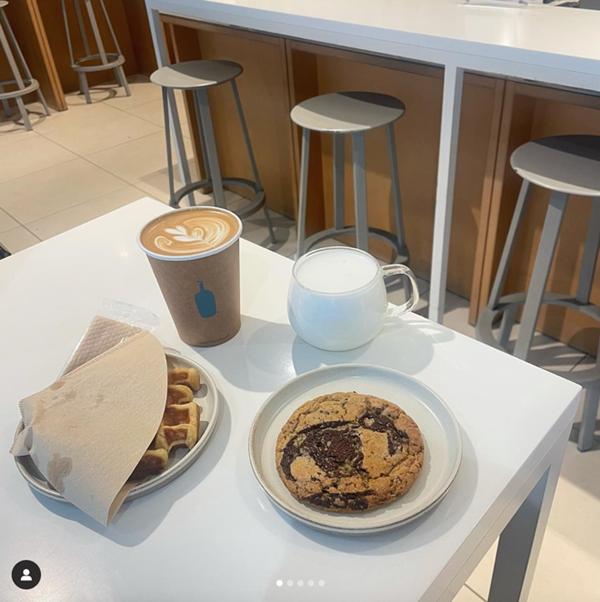 Quán cà phê luôn kín chỗ vì có view độc lạ: Khách tới ngồi ngắm nhân viên công sở tấp nập đi làm-8