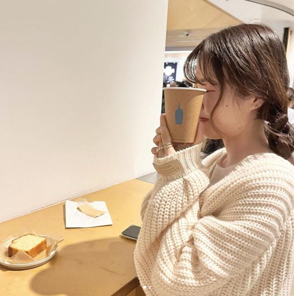 Quán cà phê luôn kín chỗ vì có view độc lạ: Khách tới ngồi ngắm nhân viên công sở tấp nập đi làm-9