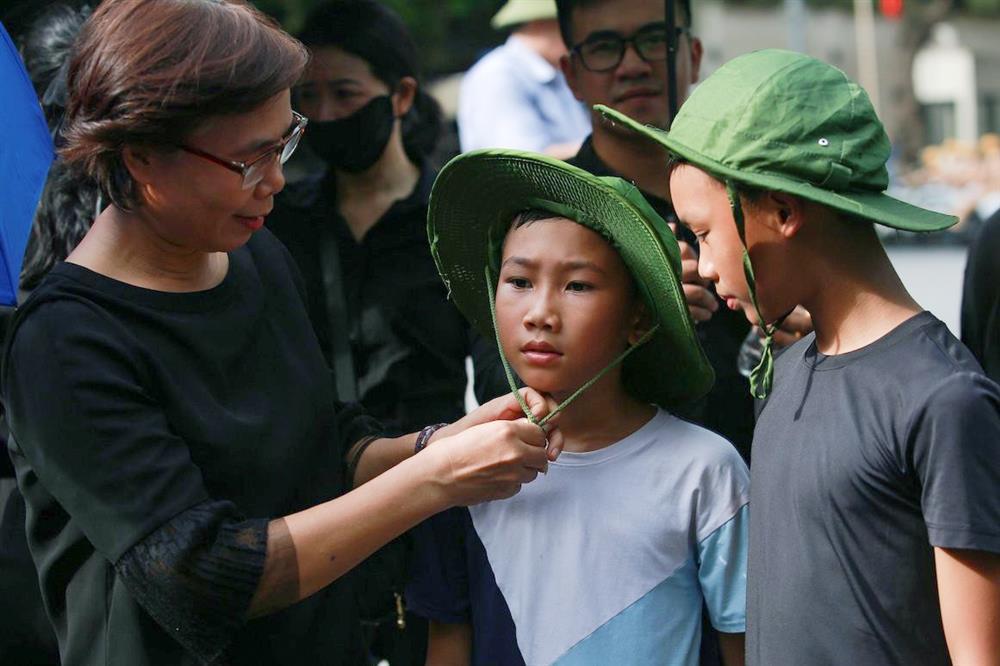 Đưa con cháu đi tàu hỏa tới Hà Nội viếng Tổng Bí thư để học cách biết ơn