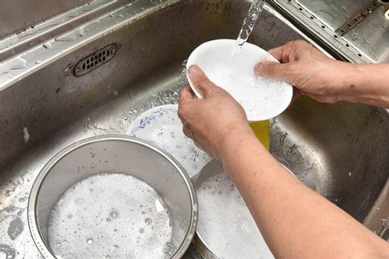 Không phải ai cũng biết thế nào là rửa bát đúng cách