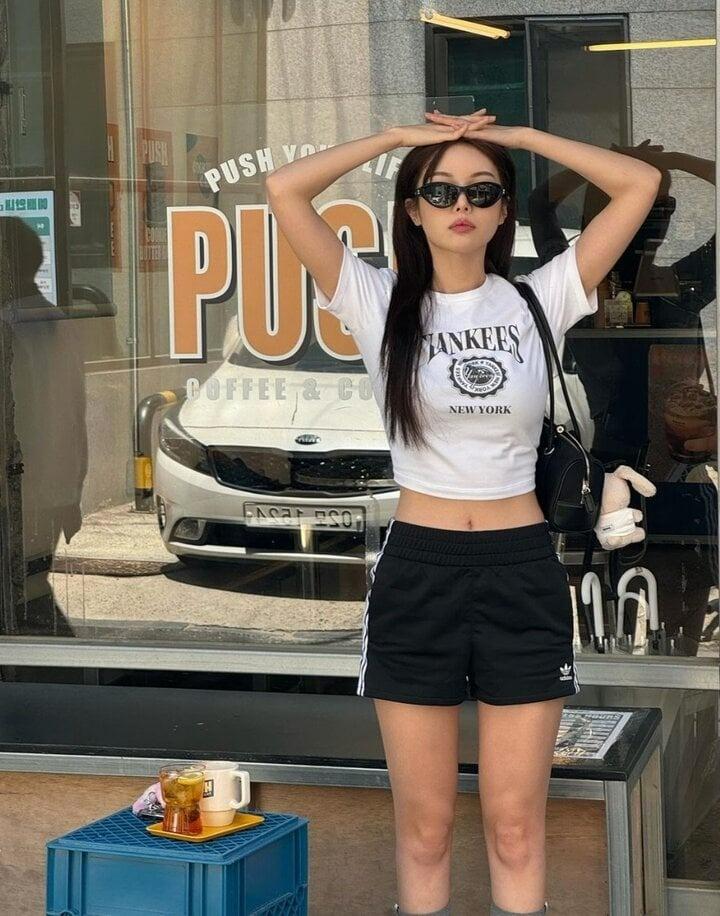 Cách phối trang phục để làm mới áo thun trắng-6