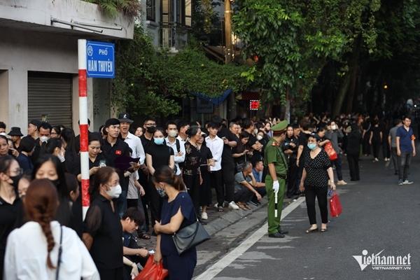 Cô giáo 92 tuổi ngồi xe lăn đến tiễn đưa học trò Nguyễn Phú Trọng-3