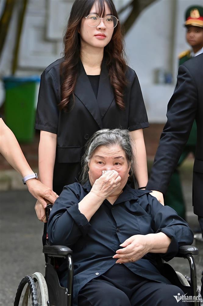 Cô giáo 92 tuổi ngồi xe lăn đến tiễn đưa học trò Nguyễn Phú Trọng-1