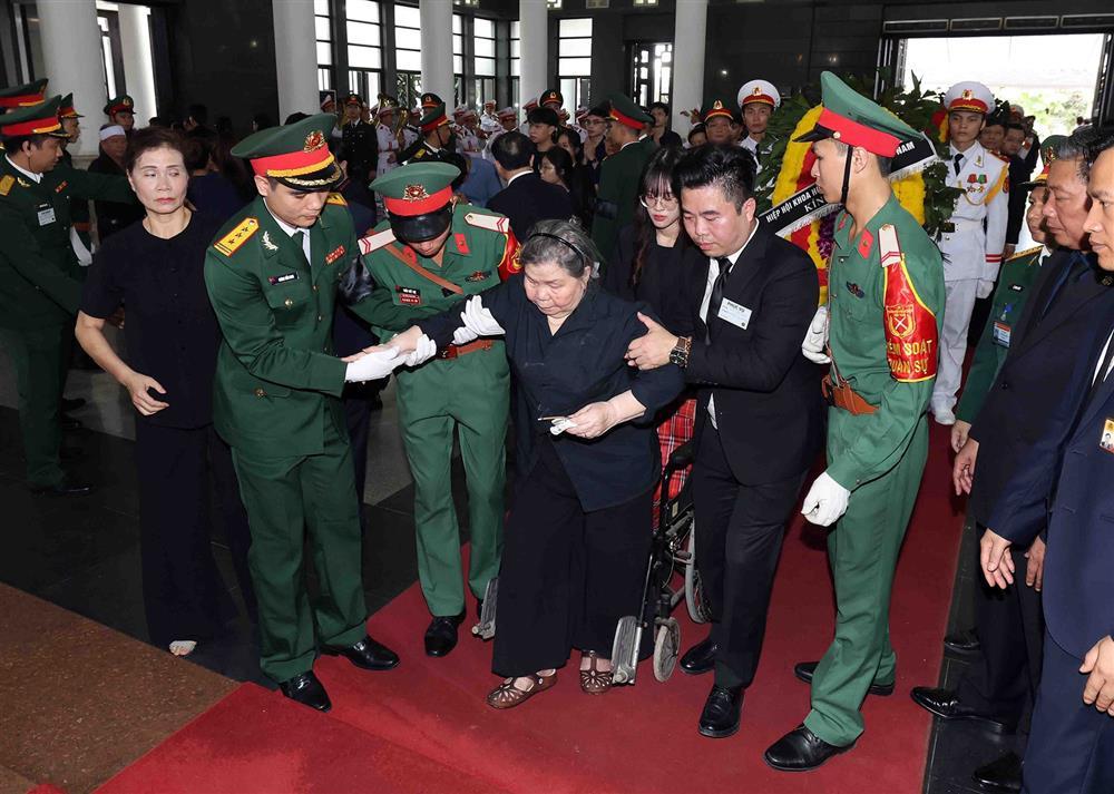 Cô giáo 92 tuổi ngồi xe lăn đến tiễn đưa học trò Nguyễn Phú Trọng-2
